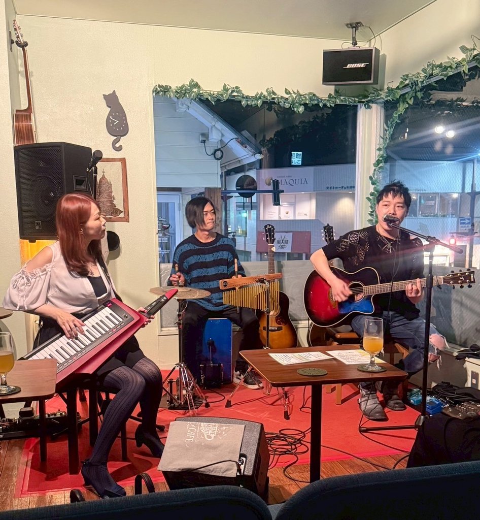 Alice_piano_vo's tweet photo. 5/17(土) 山形『風の吹く丘』にて
紫陽花(オルタンシア)のライブご観覧頂きましてありがとうございました♬✨

可愛いお花とお菓子の差し入れや、お写真まで撮って頂きました！素敵なお店で、素敵な演者さんとの出逢いもたくさんあり大満足です☺️

お写真はMorioさん(@MarcheMorio)
から頂きました💓 https://t.co/CsVFNREkEL