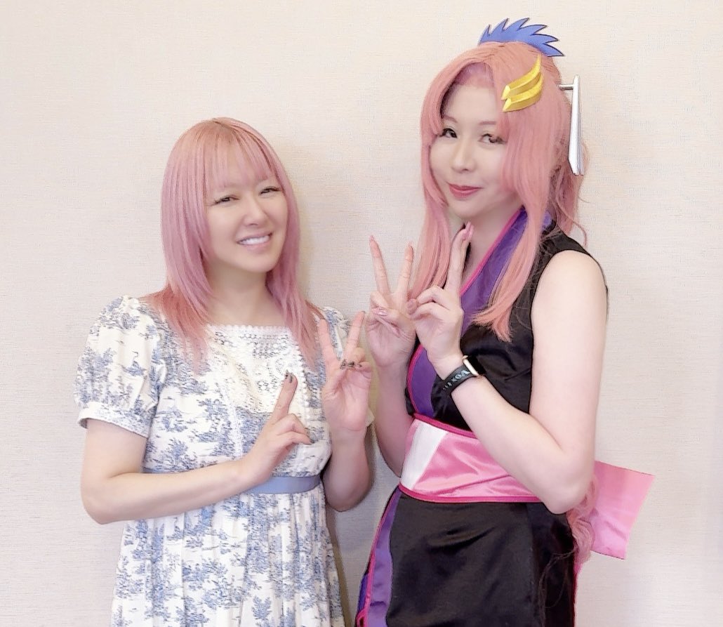 tanakarie's tweet photo. SEEDFREEDOMのラクスコスプレのファンのかたもいらっしゃいました！お会い出来て嬉しいです！そして手作りの刺繍ピンクハロちゃんプレゼントで頂きました。1ヶ月も頑張って刺繍してくださったとの事。愛ですね。大切にします！ありがとう☺️💕 https://t.co/DscXvxPHVE