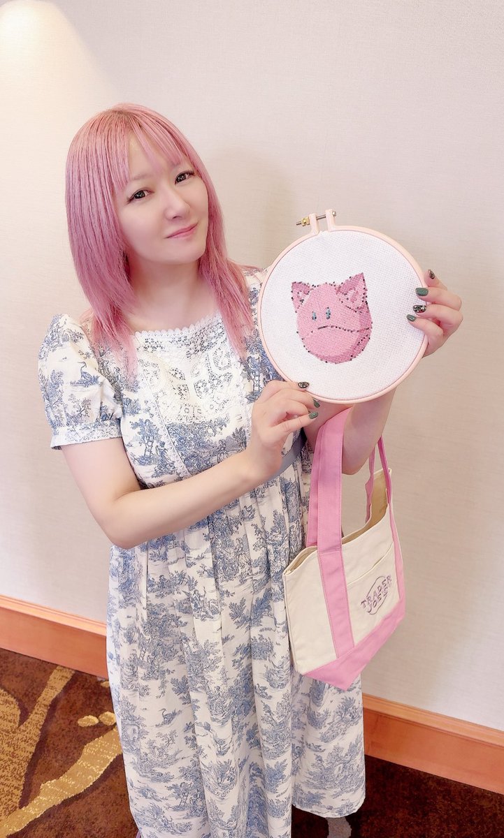 tanakarie's tweet photo. SEEDFREEDOMのラクスコスプレのファンのかたもいらっしゃいました！お会い出来て嬉しいです！そして手作りの刺繍ピンクハロちゃんプレゼントで頂きました。1ヶ月も頑張って刺繍してくださったとの事。愛ですね。大切にします！ありがとう☺️💕 https://t.co/DscXvxPHVE