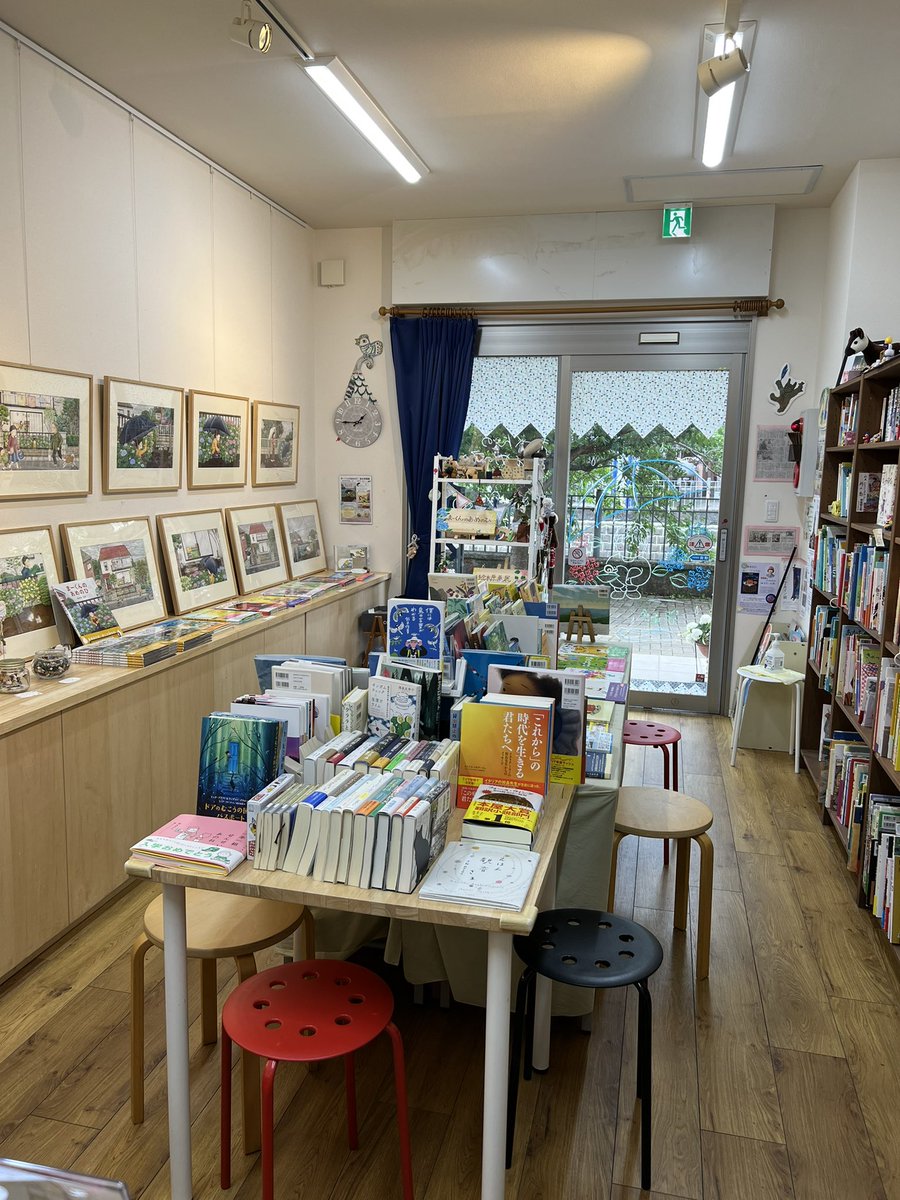 クーベルチップ開店しました。
今日は蒸し蒸ししますね。
朝シャッターを開けようとしたら、下げていた「虫コナーズ」が落ちていた😅。店の前は大岡川なので、これからは虫🦟に悩まされます。スタッフのJさんが虫に好かれるタイプ。ところが店主は全然👋。