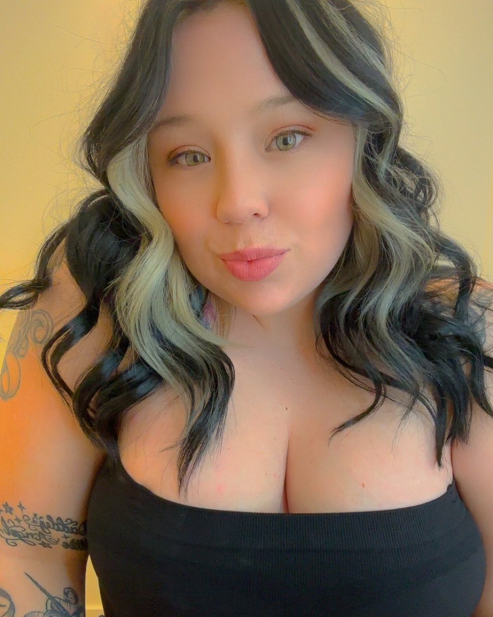 GreenEyed Goddess💚 (@oliviahern89278) on Twitter photo 