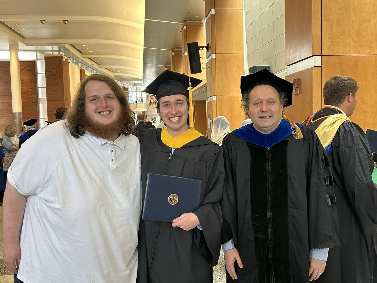 DmitriErmolenko's tweet image. Congratulations to two brilliant undergraduate students from our lab, Angela Browning and Garrett Maslyar, who graduated today with Biochemistry Major! their lab mentor @TomOssevoort  came to greet them.