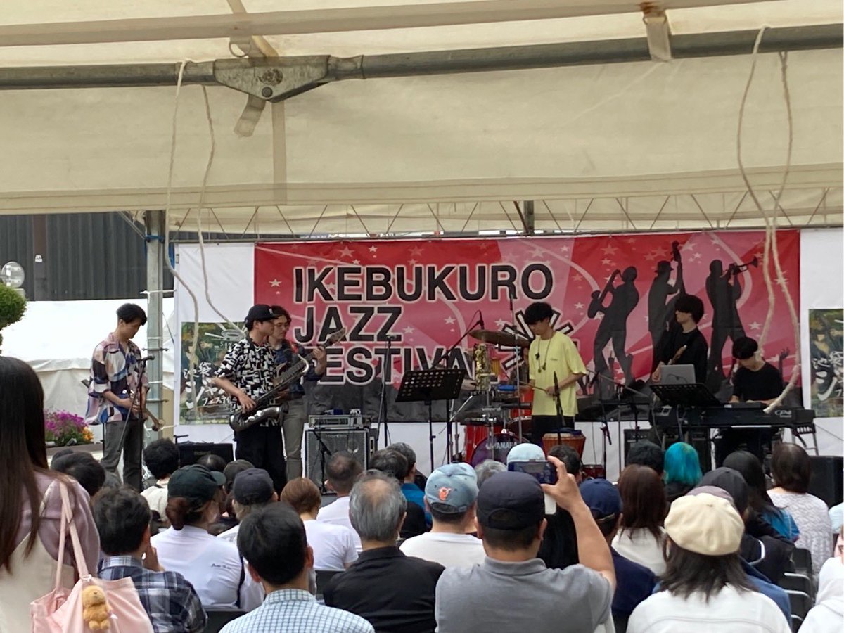ikebukurojazz's tweet photo. ステージ02    池袋西口駅前広場
【Na Gode】
8名からなるバンドで、美しい歌声とアフリカンミュージックに魂を揺さぶられました😆

#池袋
#池袋ジャズフェスティバル
#池袋ジャズフェスティバル2025
#ジャズフェス https://t.co/JhiTzUg3nL