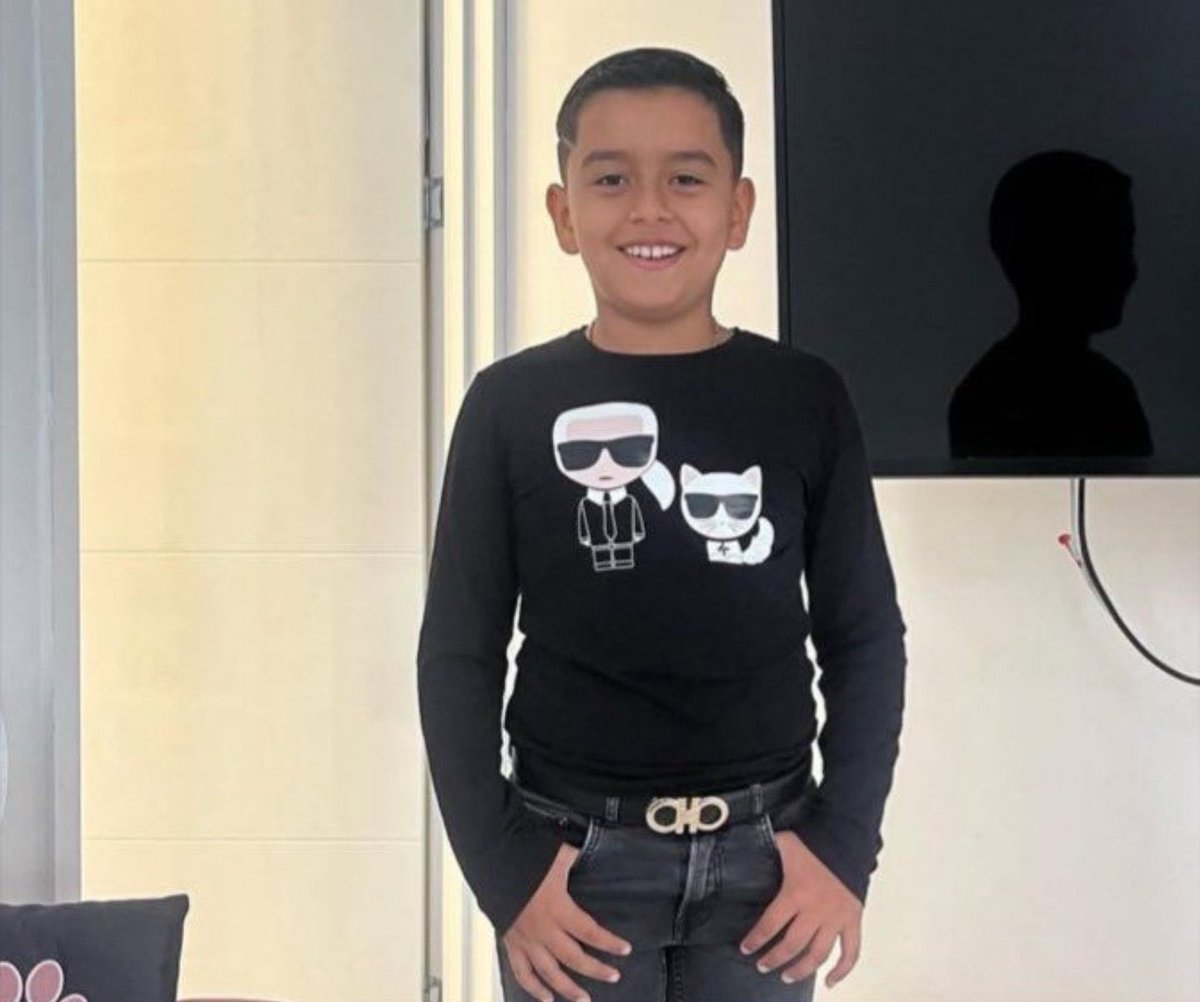 DanielSamperO's tweet photo. Este niño únicamente debería estar con su familia y en su salón de clases, ¿dónde está el gobierno nacional para presionar su liberación? 

@petrogustavo ha trinado sobre todo tipo de temas, pero no ha sido capaz de mirar la angustia de esta familia: ¿qué sentirá un niño de 11 años en cautiverio? ¿Cómo será su forma de llorar, su miedo, sus noches?  

#LiberenALyanYa