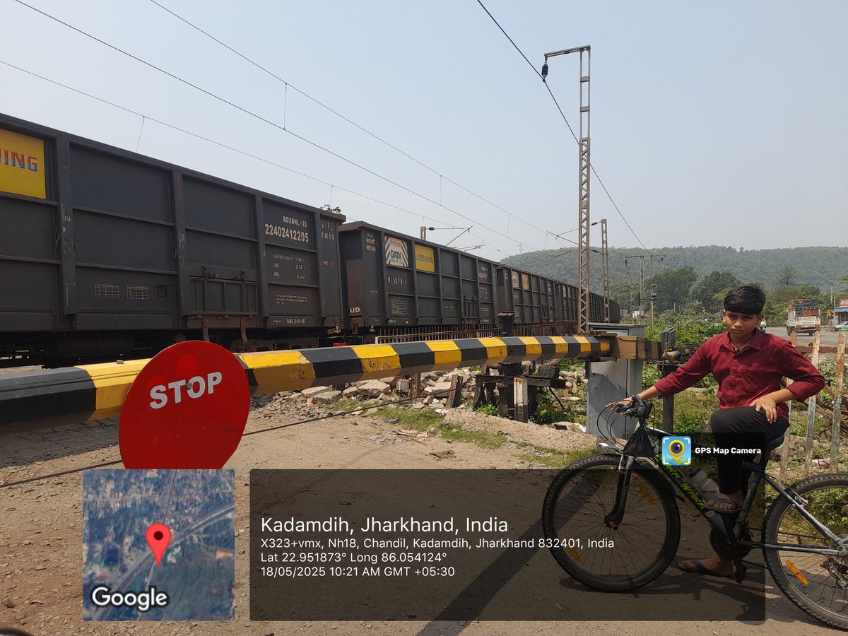 कड़ी धूप में जब रेलवे फाटक पर ट्रेन खड़ी रहे तो आपको कैसा लगेगा। यह फाटक 378/S-18 के सामने है। इसपर कुछ कहिए। <a href="/DRMCKP/">DRM Chakradharpur</a> <a href="/RailMinIndia/">Ministry of Railways</a>