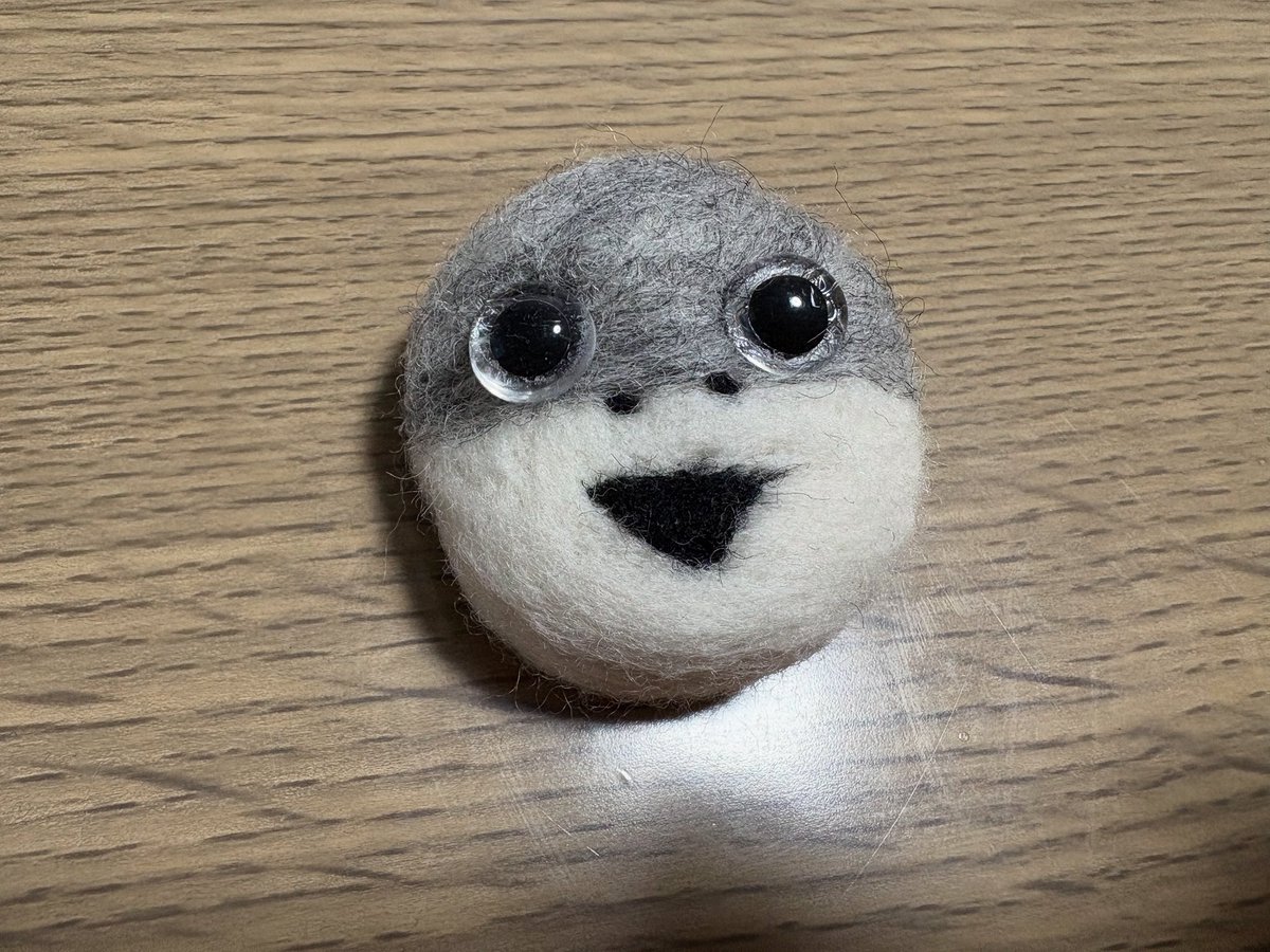 handmadebu1101's tweet image. 今日はまたまた羊毛フェルトでサカバンバスピスを作りました🐟
この子はだいぶ、にぱっとしていますね😳
いい笑顔です☺️
そして、前橋のけやきウォークで開催されるフリーマーケットもあと約2週間となりました❣️
ぜひ皆さん遊びに来てみてくださいね😆👍
#羊毛フェルト
#サカバンバスピス