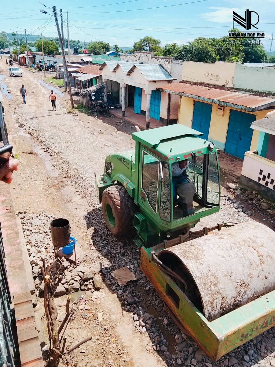 Doing the final finyaring to some roads rains disturbed!

Jumapili njema!

#MunguMbele
#DrNaamanDelivers
#TheParliamentAgenda