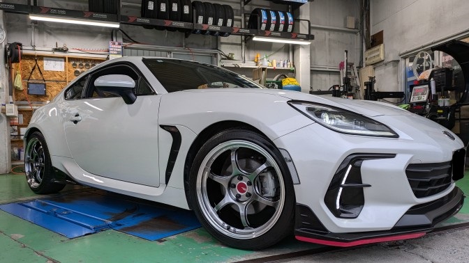 tiregardentaka2's tweet photo. GR86にRG-D2取り付けしましたー。
スタッフ一押しのハイパーブラック。
程良く落ちた車高と相まっていいマッチングを魅せます。
お買い上げありがとうございました!
#タイヤガーデン高槻 #ヨコハマホイール
#大商談会 #GR86 #ADVANRACING #RZDF2 #R6 #RGD2
#GTBEYOND #Oni2 #TC4SE #釣り行きたい https://t.co/w9Y5UdOGa1