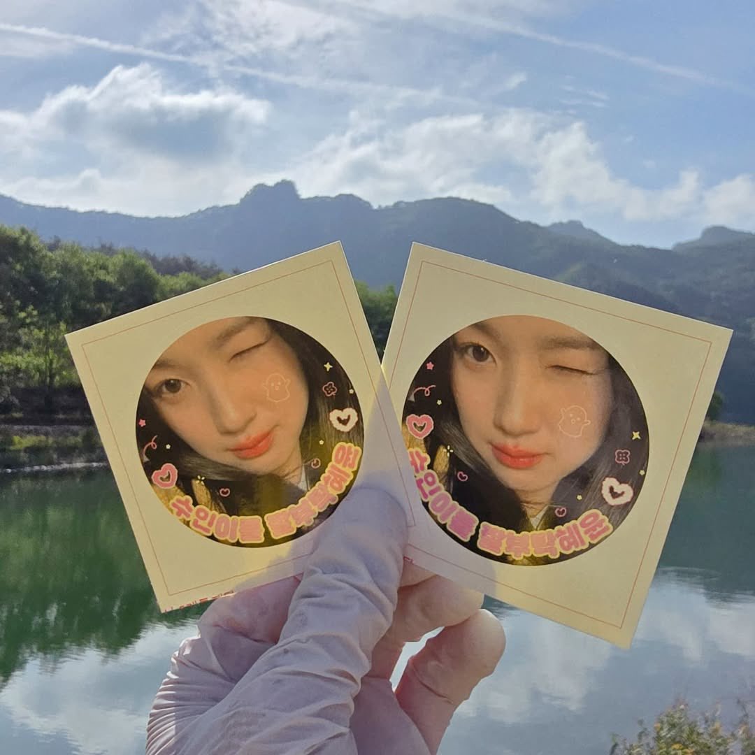 hyeyoonsupport's tweet photo. [แปลไทย] รีวิวจากเจ้าของร้านรถกาแฟที่ส่งไปซัพพอร์ตกองถ่ายโดย hye___ppy1110 ค่ะ

🔗 https://t.co/awgJCdmyUV

วันนี้… พวกเราเดินทางมาไกล ลึกเข้าไปในภูเขาจริง ๆ อากาศก็ต่างออกไป และสัญญาณโทรศัพท์แทบไม่มีเลย! นั้นคือที่ ๆ พวกเรามาเยี่ยมเยียนวันนี้ สถานที่ถ่ายทำภาพยนตร์สยองขวัญเรื่อง “Salmokji” 🌲🌲🌲

ที่กองถ่ายกลางแจ้งซึ่งตั้งอยู่ในป่าลึก
กลิ่นหอมอบอุ่นของกาแฟค่อย ๆ แผ่กระจายออกไป ☕️✨

ทีมงาน: “ของขวัญแบบนี้กลางป่าลึก… ซาบซึ้งมากเลย!” 💖

และยังไม่หมดแค่นั้น—ขนมทุกชิ้นและสเปรย์กันยุงที่แฟน ๆ เตรียมมาล้วนมีสติกเกอร์รูปคิมฮเยยุนสุดน่ารักติดอยู่! ทุกคนต่างก็ทึ่งในความน่ารักและความใส่ใจในทุกรายละเอียด 🧡🍬🦟❌

และช่วงเวลาที่ซาบซึ้งที่สุด—นักแสดงสาวคิมฮเยยุนออกมาต้อนรับด้วยตัวเอง!!
เธอมองเห็น รับรู้ และสัมผัสได้ถึงความตั้งใจของทีมงานและแฟน ๆ ของเธอพร้อมรอยยิ้มอันอบอุ่นตลอดเวลา เพราะช่วงเวลาเหล่านั้นบรรยากาศในกองถ่ายเลยยิ่งอบอุ่นขึ้นไปอีก 🧡🌟

การได้กาแฟสักแก้วกลางภูเขา…นั้นคือสิ่งที่ทุกคนต้องการ
ผู้จัดการของ Coffee Sisters ตั้งใจชงกาแฟทุกแก้วด้วยหัวใจ
“ไม่ว่าจะเป็นป่าลึกหรือกองถ่ายสุดวุ่นวาย
เราจะมอบความอบอุ่นผ่านกาแฟทุกแก้วเสมอ” ☕️💜

❣️Trans KOR -> ENG: shiningstar0906
#김혜윤 #KimHyeYoon #คิมฮเยยุน