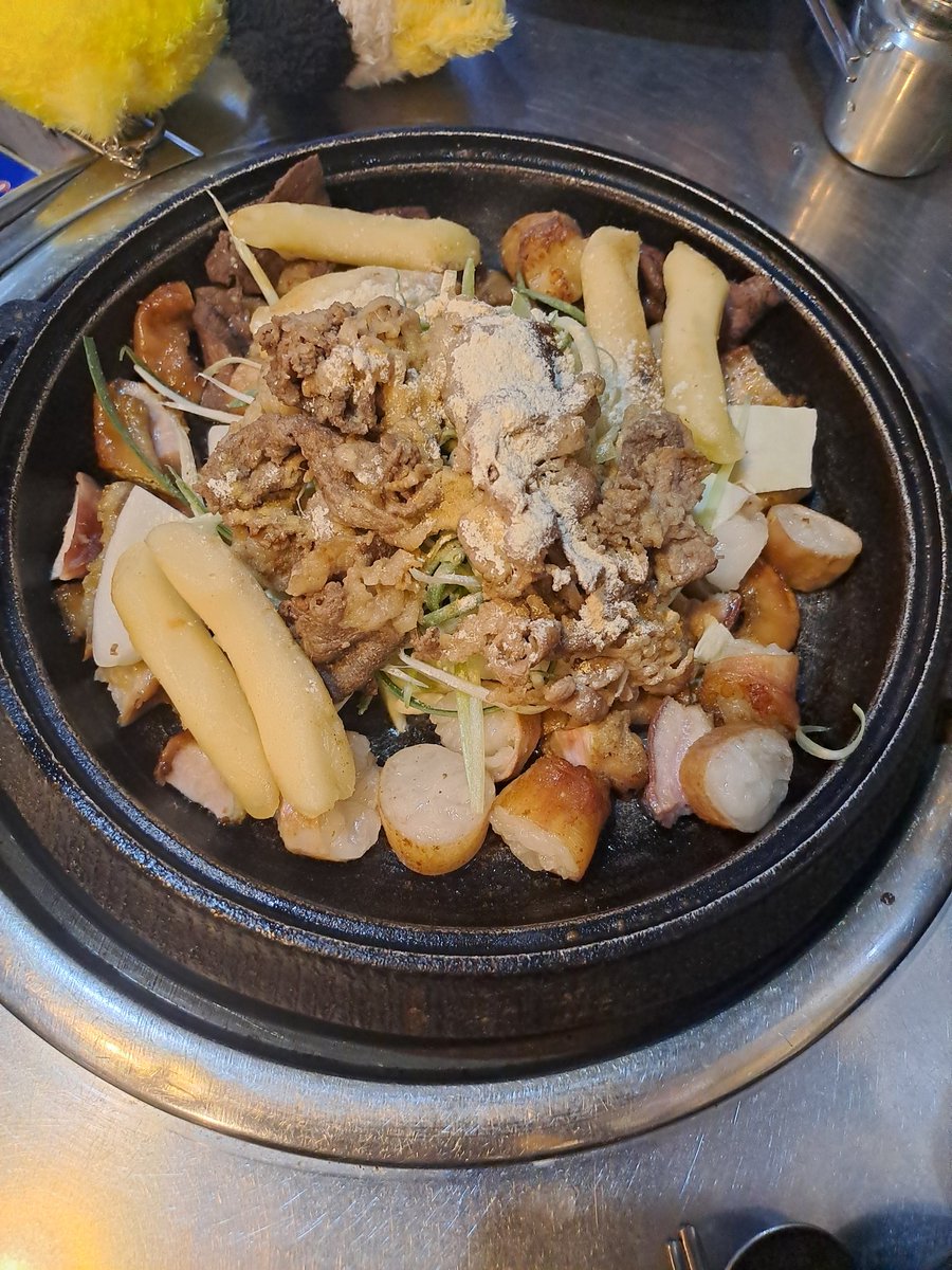 천사곱창

사장님이 친절하시고 벽에 미남이 가득해서 행복했어요 그리고 오랜만에 먹어보는 곱창이라서 그런게 아니라 진심 천사곱창 JMT 리키가 왜 단골이 됐는지 알거 같음 역시 맛잘알 먹짱 아기고양이😍 시간될때 또 와야지 리키 덕분에 맛집 알아따..💕