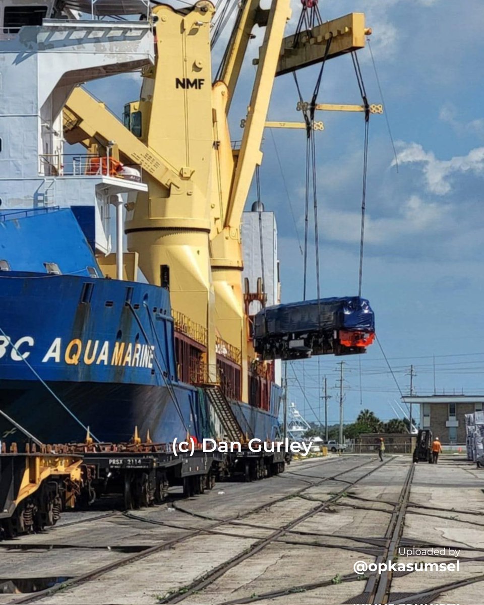 𝗢𝗧𝗪 𝗜𝗻𝗱𝗼𝗻𝗲𝘀𝗶𝗮!

Lokomotif CC205 pesanan KAI untuk angkutan batu bara Sumatera Selatan mulai bertolak ke Indonesia.

Kamis (15 Mei 2025), kapal BBC Aquamarine yang mengangkut 9 lokomotif pada pengiriman tahap kedua bertolak menuju Pelabuhan Panjang di Bandar Lampung.