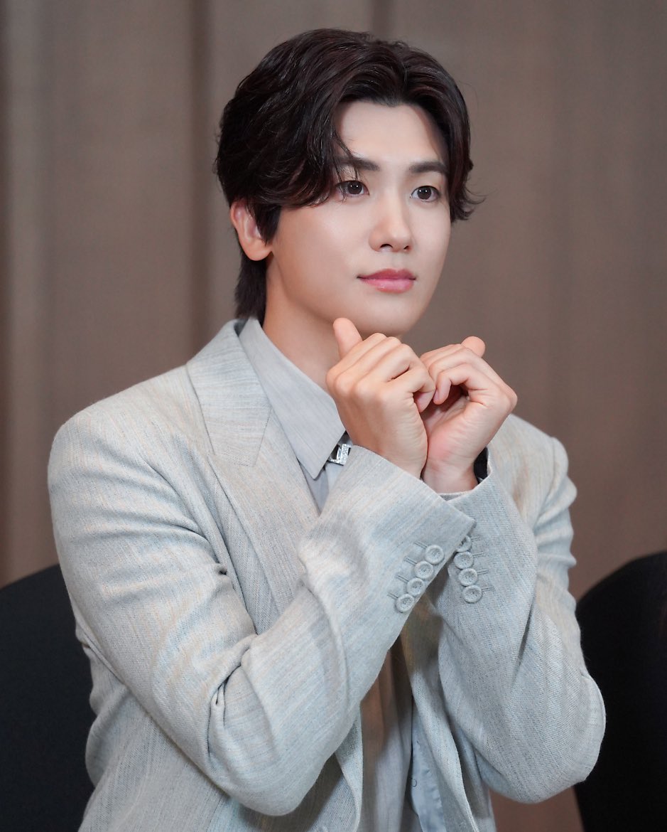 SIKcretUniverse's tweet photo. Hi #SIKcretAgents members! We would like to welcome everyone here. A gentle reminder to follow all the rules stated . If you happen to see any violation, please report to admin or any moderator. Let's make this community a safe place for us and for Park HyungSik as well. There will be some interactive activities in the future and if anyone has any suggestion, we would very much appreciate it wholeheartedly so don't hesitate to talk about it. Moreover, feel free to speak in your own language or whichever you're most comfortable with.

Thank you for joining and let's shower our Hyungsik with love and positivity! Have a nice day everyone!
