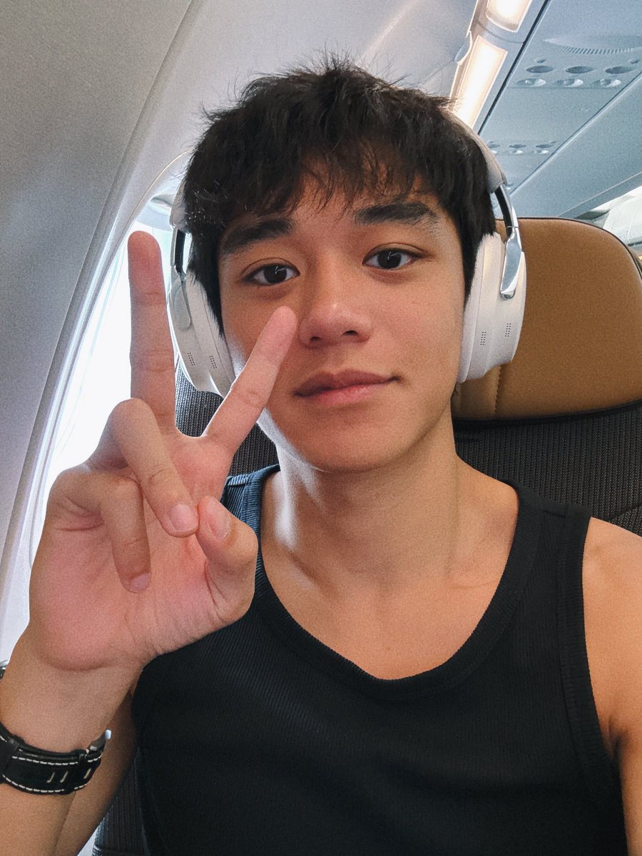 HE LOOKS SO HANDSOME GUYSS 😭