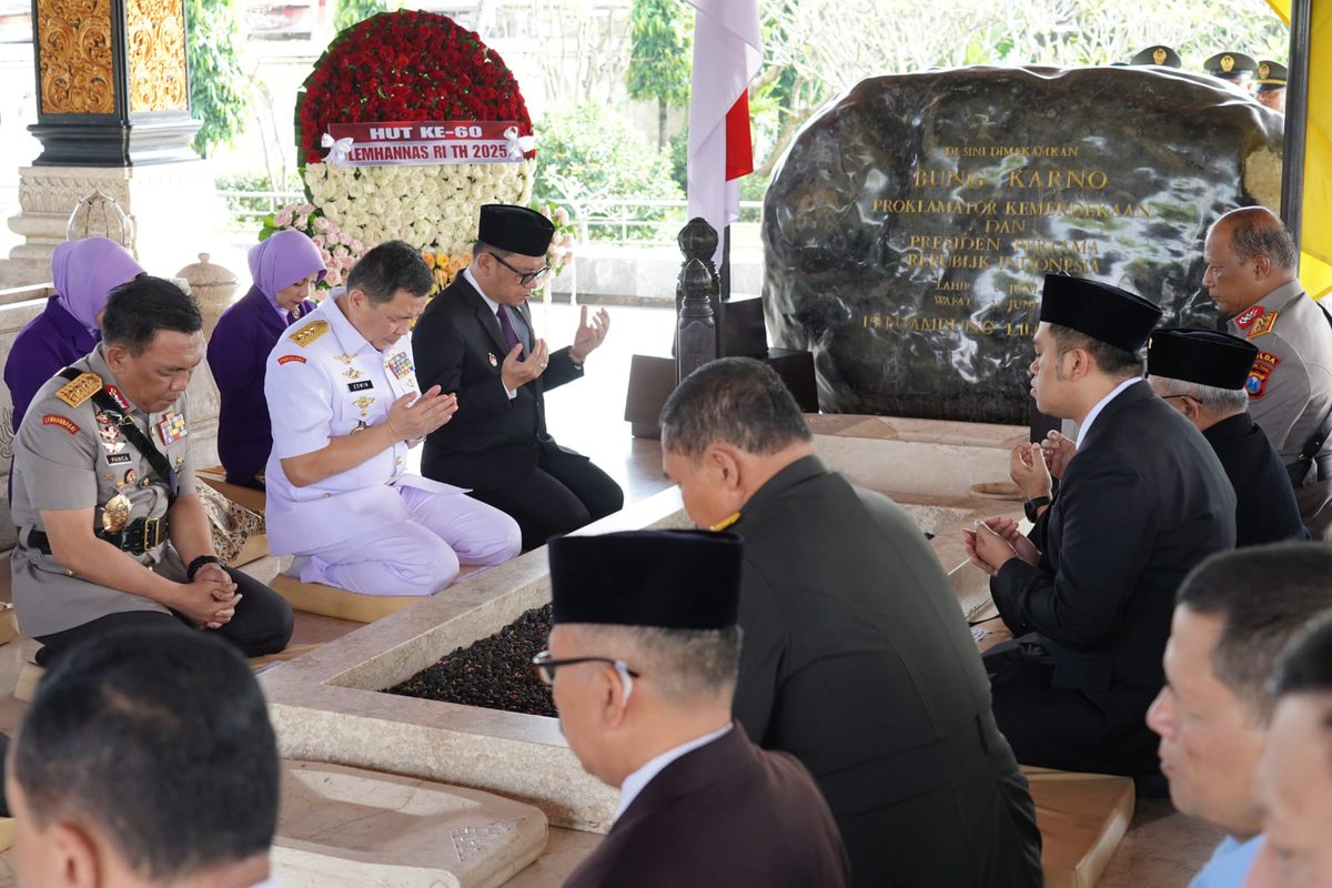 *Gubernur Lemhannas RI Ziarah ke Makam Bung Karno*

Blitar – Gubernur Lemhannas RI Dr. H. TB. Ace Hasan Syadzily, M.Si. beserta jajaran pimpinan Lemhannas RI melakukan ziarah dan tabur bunga ke Makam Bung Karno di Blitar, Jawa Timur pada Jumat (16/05).