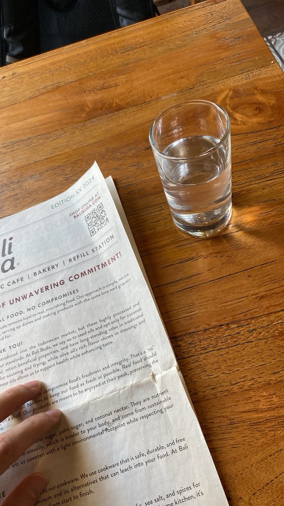 bali’deki mekanların güzel bi uygulaması var: su ikram ediyorlar. 

vietnam’daki cafelerde de su ücretsizdi. cafelerin belli bir yerinde sebil gibi bi şey var, cam bardaklar falan.