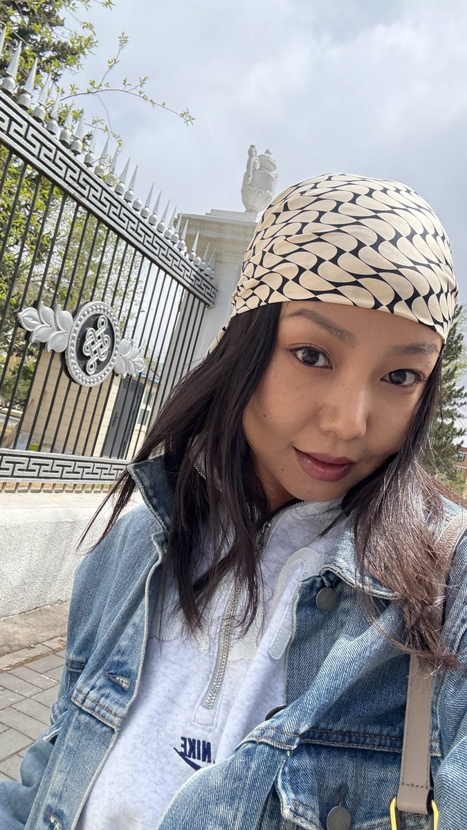 Чимээгүйхэн жагсаад л бгаа шүү…