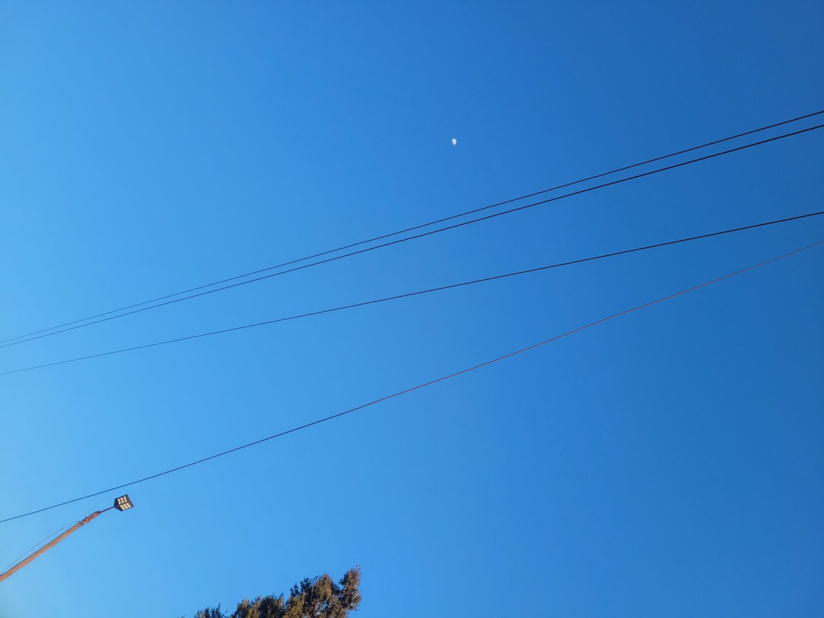 JeanMlilo's tweet photo. @ZetdcOfficial kindly assist we have a power cable that is broken and is on the ground. The power cable line runs along Chatima Road in Mbare National near Startdat Police Sation.

@official_MOEPD
@DailyNewsZim 
@HeraldZimbabwe 
@mbaretimes https://t.co/yVYwoMS1zy