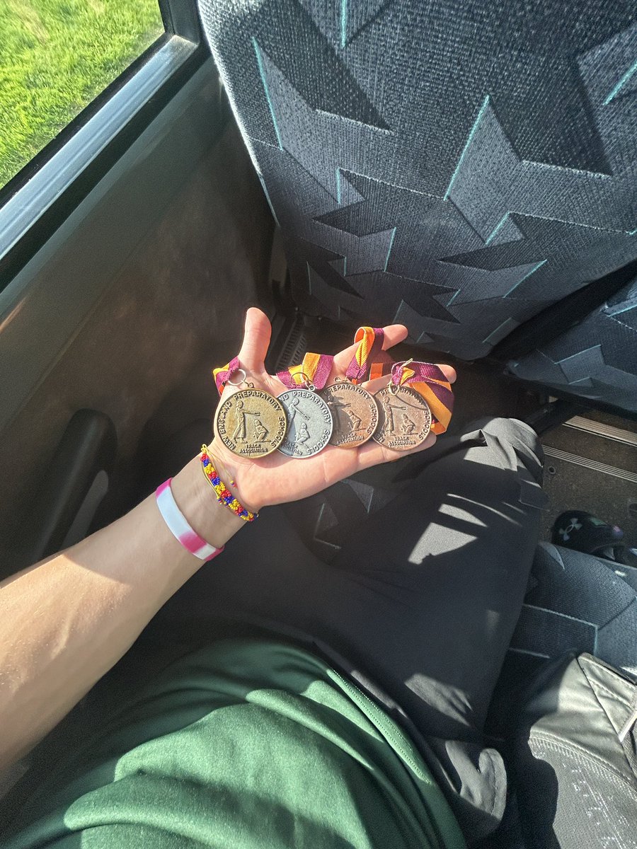 DanielE35244866's tweet image. 4 Medals at New Englands (NEPSAC):
1st place Javelin, 2nd place Discus, 3rd overall 4x1 (lane 1), 5th place shot put.
Good way to end Berkshire career!