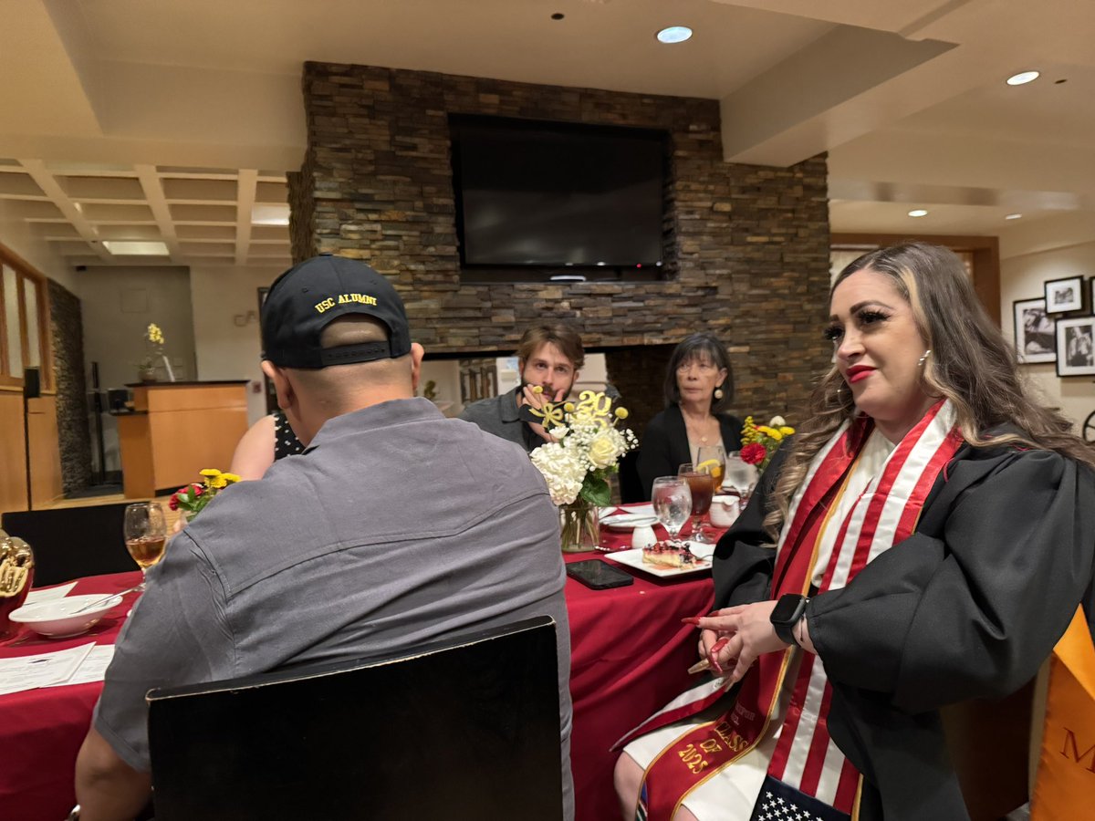 AdamMLeventhal's tweet image. Congratulations to the first @IASatUSC M.A.S. degree recipients of our tri-school @KECKSchool_USC @USCMann @uscsocialwork #AddictionScience master program. Go make history! ✌️