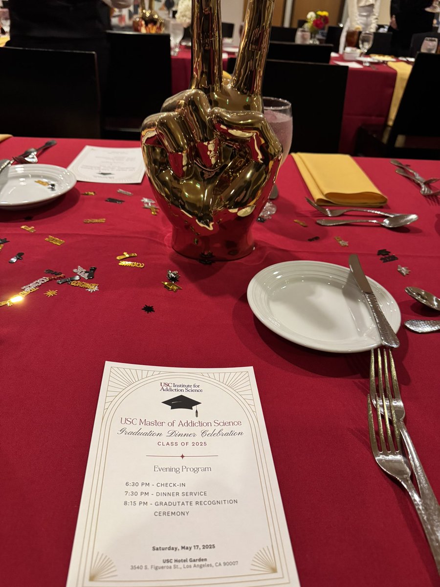 AdamMLeventhal's tweet image. Congratulations to the first @IASatUSC M.A.S. degree recipients of our tri-school @KECKSchool_USC @USCMann @uscsocialwork #AddictionScience master program. Go make history! ✌️