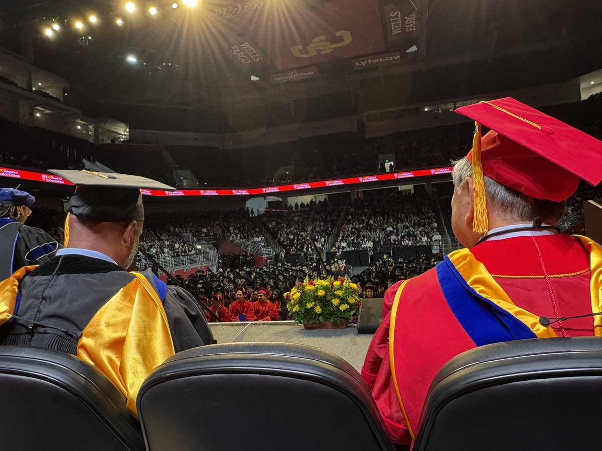 AdamMLeventhal's tweet image. Congratulations to the first @IASatUSC M.A.S. degree recipients of our tri-school @KECKSchool_USC @USCMann @uscsocialwork #AddictionScience master program. Go make history! ✌️