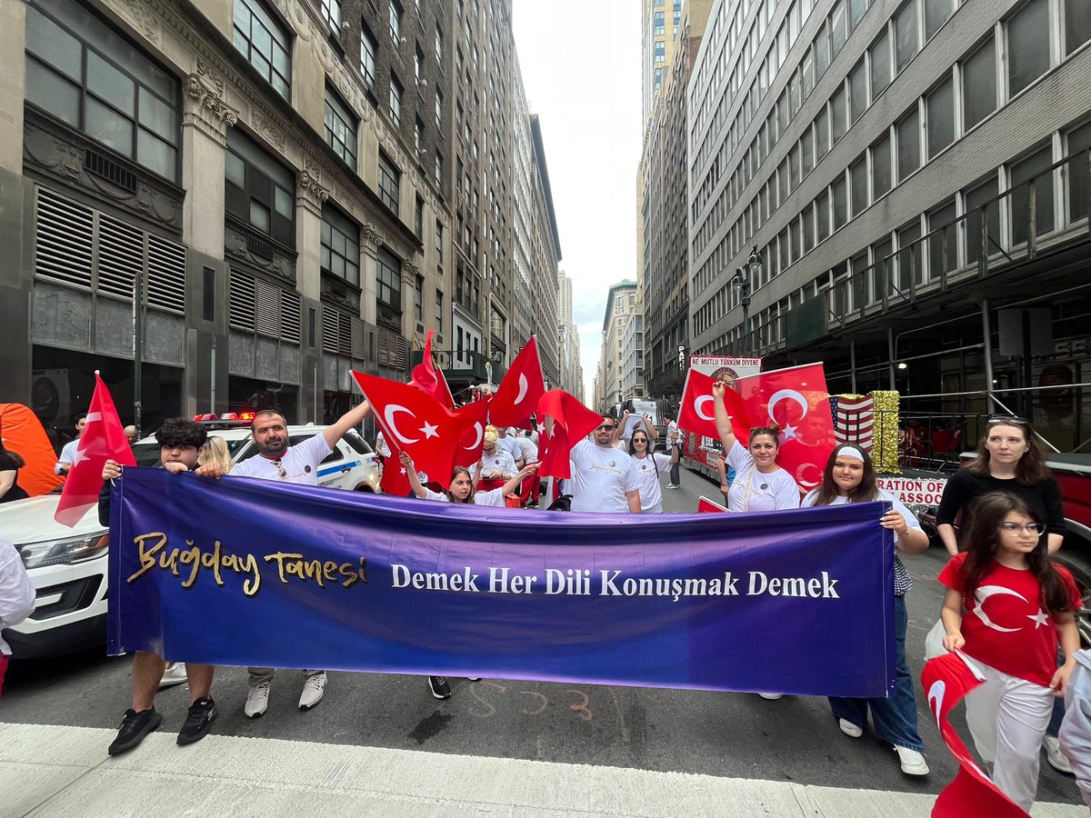 📍New York

Türk Günü Yürüyüşü – Buğday Tanesi Temasıyla 🇹🇷🌾🙏🏻

Bu yıl New York’taki Türk Günü Yürüyüşü’ne “Buğday Tanesi” temasıyla katıldık.
Toprağa düşen her buğday tanesi gibi; umutla, emekle ve birlik ruhuyla büyüyoruz.

Kültürümüzü, köklerimizi ve dayanışmamızı