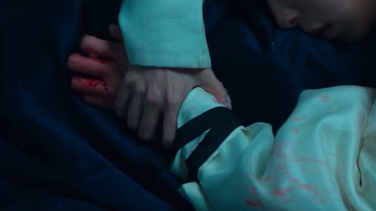 loverdramas's tweet photo. 탄금 결말에 대한 단상
영제가 ‘Dear Hongrang’인데 씨종에 액받이에 부적까지 평생 지울 수 없는 학대를 당한 홍랑의 유일한 바람 ‘그저 사람으로 사는 것’을 찾아주고 자신조차 역겨워한 홍랑이 더는 아프지 않길 바란 재이의 ‘안녕’을 그린 작품 같음 살아도 죽은 이들을 진정 살게 하는 이야기 . . https://t.co/jxYiRFOGmA