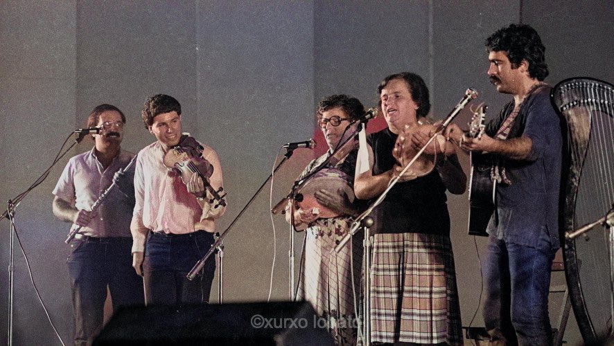 Xurxo Lobato (@xurxolobato) on Twitter photo As cantareiras Eva e Engracia Castiñeira en concerto con Milladoiro en agosto 1981 na Coruña . Foto coloreada <a href="/AcademiaGalega/">Real Academia Galega</a> <a href="/MILLADOIRO1/">MILLADOIRO</a> <a href="/ConcelloCoruna/">Concello da Coruña</a> <a href="/Cultura_Coruna/">Cultura da Coruña</a> #diadasletrasgalegas foto coloreada As cantareiras Eva e Engracia Castiñeira en concerto con Milladoiro en agosto 1981 na Coruña . Foto coloreada <a href="/AcademiaGalega/">Real Academia Galega</a> <a href="/MILLADOIRO1/">MILLADOIRO</a> <a href="/ConcelloCoruna/">Concello da Coruña</a> <a href="/Cultura_Coruna/">Cultura da Coruña</a> #diadasletrasgalegas foto coloreada
