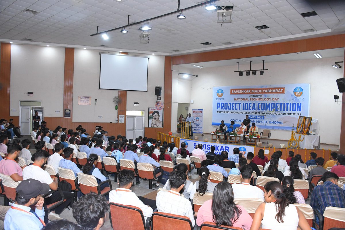Savishkar Madhya Bharat proudly organized a grand Project Idea Competition on the occasion of National Technology Day, which saw enthusiastic participation from over 300 students and the presentation of 70 innovative projects.