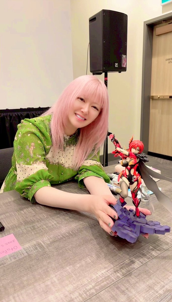 tanakarie's tweet photo. 非常に躍動感ある姫子さんの大きなフィギュア！ファンのかたの私物です！とても素晴らしいフィギュアでした！台座裏にサイン書かせて頂きました。 https://t.co/rF3b3BafI9