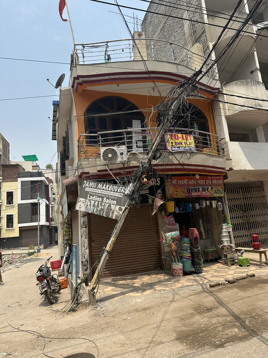 AshokWin1990's tweet photo. @SEVA_SBPDCL @BiharEnergy 

Facing an electricity outage at Ramkrishna nagar, Maa Jagdamba colony from night, Even JE sir is not responding call, No Water. Requesting urgent attention. #ElectricityComplaint #PowerOutage https://t.co/ozLOt0OXcN