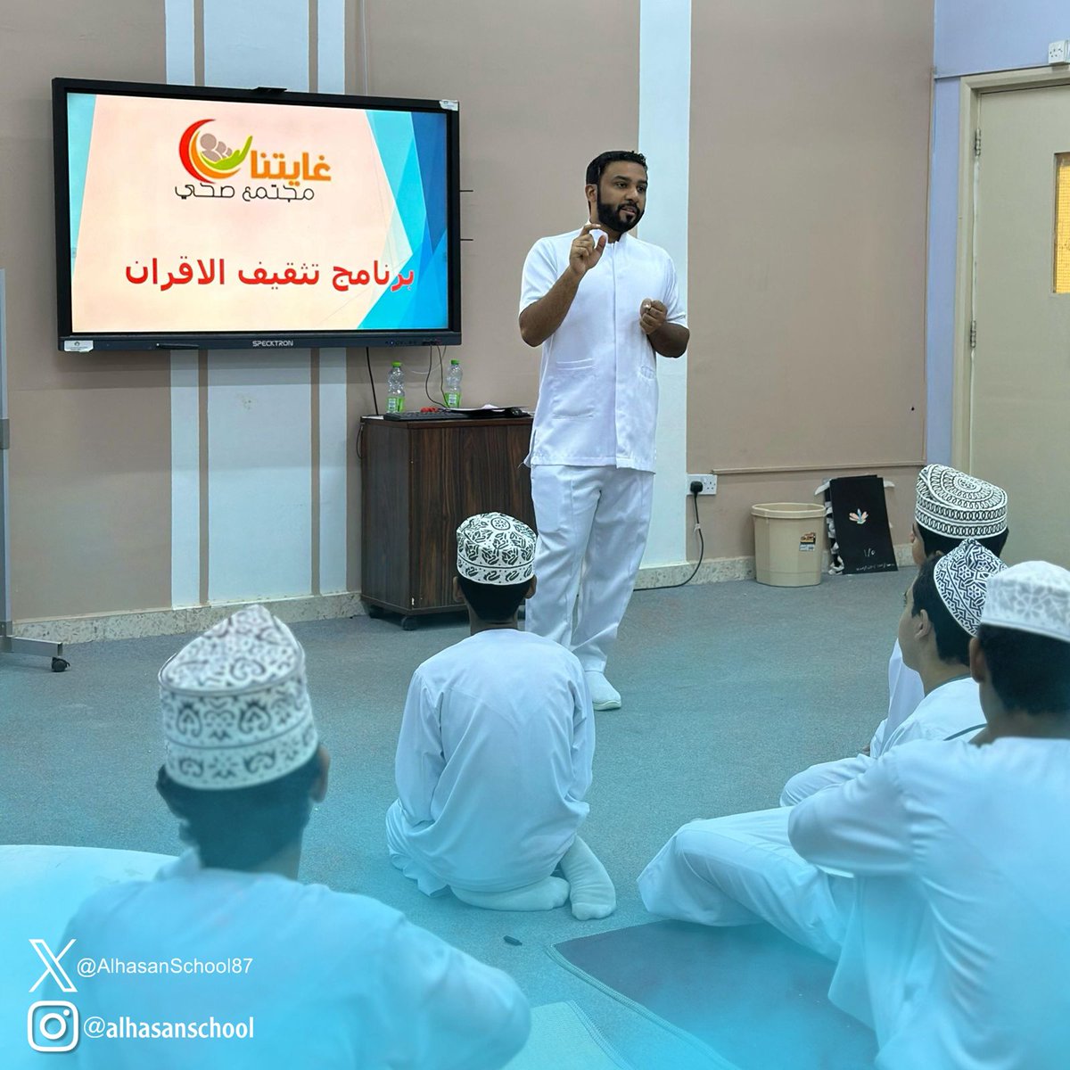 قام ممرض المدرسة خالد الصوافي بتفعيل برنامج "تثقيف الأقران". يهدف البرنامج إلى تخريج طلبة قادرين على إدارة جلسات توعوية مع أقرانهم في المجتمع المدرسي.
