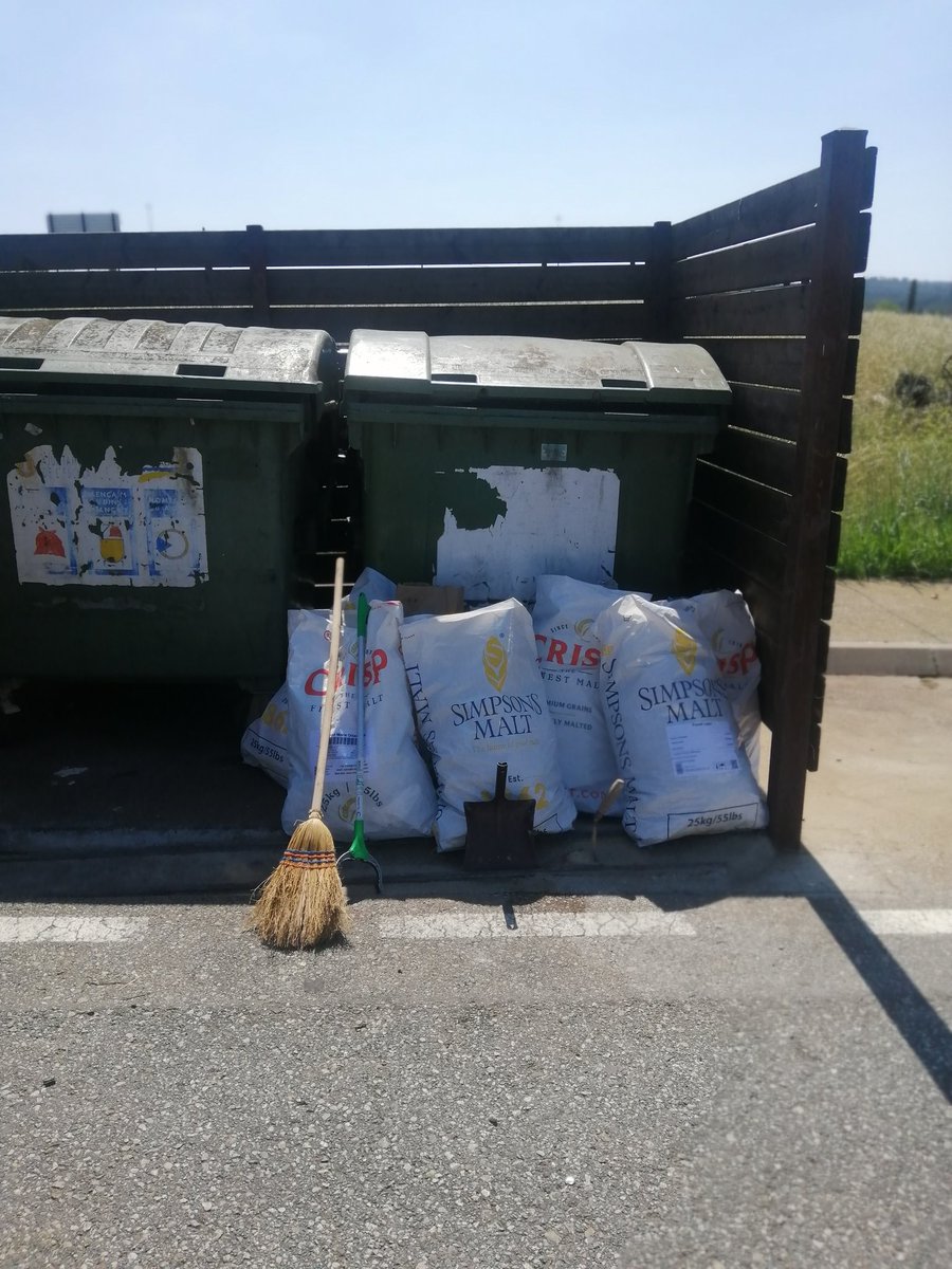 L'Escala. 
Celebració de Let’s Clean Up Europe. (Anem a netejar Europa).
En la convocatòria d’aquest matí hem estat tres.  Hem netejat l’entorn dels contenidors que hi ha al costat del McDonald, a l’Escala… que sempre solen estar en mala presentació i deixats del manteniment.