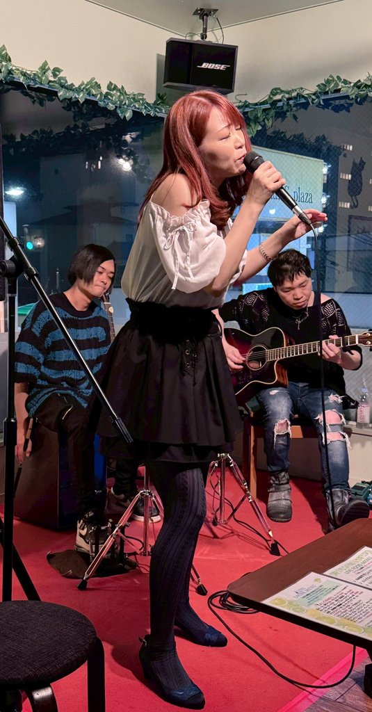 Alice_piano_vo's tweet photo. 続きまして！！✨
同じく駆け付けてくれたJunさん(@Jun1Jun10)から頂いたお写真です！

演奏中もプ��カメラマンの如き動きで激写して頂いて(笑)ありがとうございました！！😊✨

今回アコースティック形式でショルキー使うというパターンを挑戦してみましたが、新鮮でとても楽しかったです♬ https://t.co/mCivq6qdKg