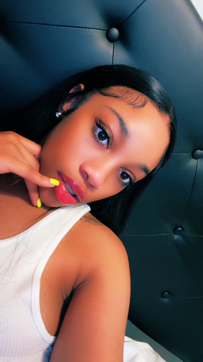 👩🏽❤️💋👩🏽 tweet media