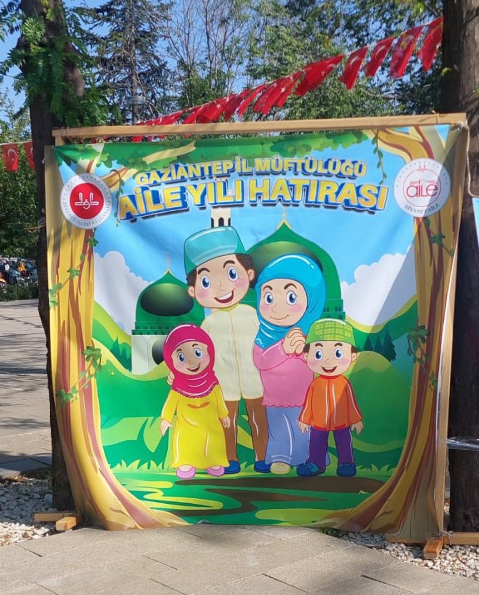 Ne yaparsanız yapın 
ARAPLAŞMAYACAĞIZ 
Aile yılı diye astıkları şeye bakın.