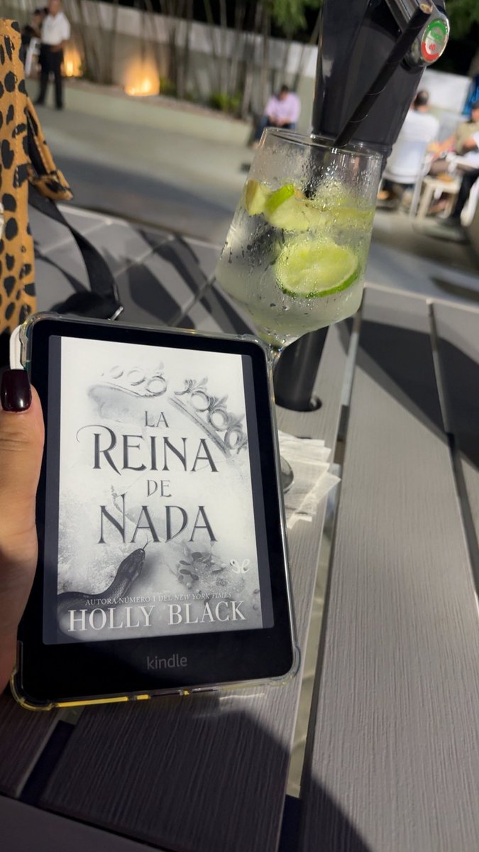 MarlenysVe0111's tweet image. Perfect night: wine in the glass and fantasy on the pages.
Reading The Queen of Nothing... and I don't want it to end.
#ReadingNight #BookLover #KindleReads