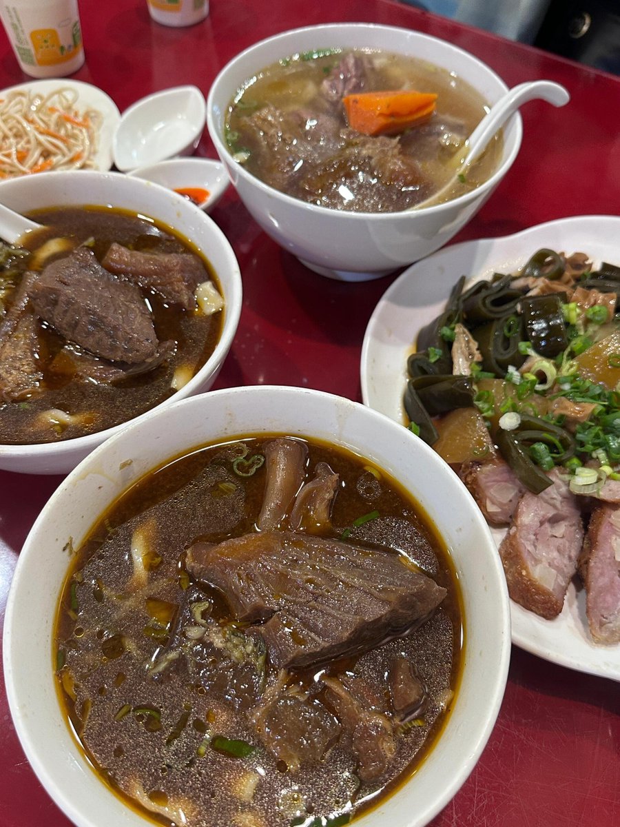 時紅焼牛肉麺はにがりの味に出会って、一口ごとに濃い故郷の味で、人に瞬時に暖かい感じを探し当てさせます。🥰