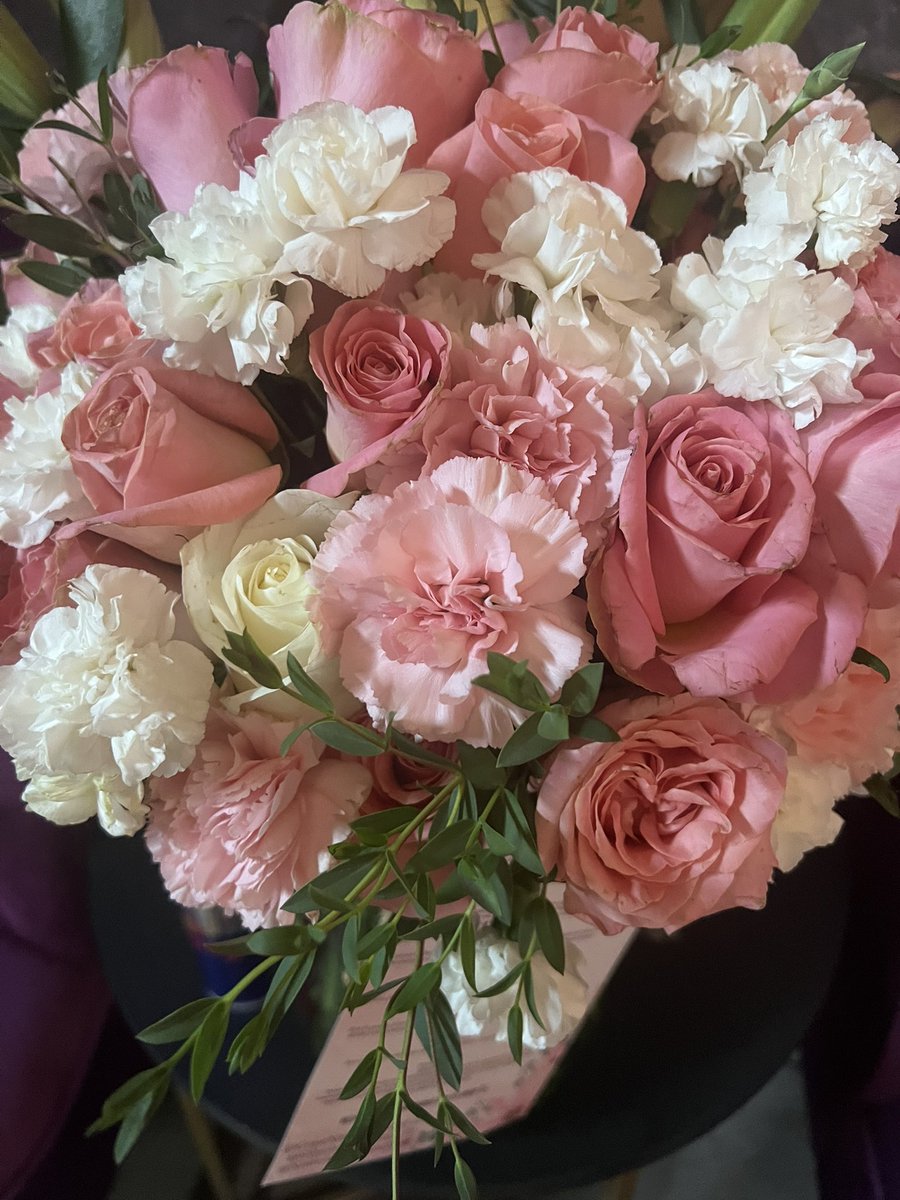LuceroMexico's tweet photo. @GopeNaye @AndyxLu11 @SVpoloche @Yiin_22 @XimeAg08 @joseluc78 qué bonitas mis flores y mi cartita. Les mando beso y abrazo a todas con cariño y también al Profe Lucerino! Gracias siempre por su cariño desde Colombia! 💖😘🌟 https://t.co/hR7spSNe6k