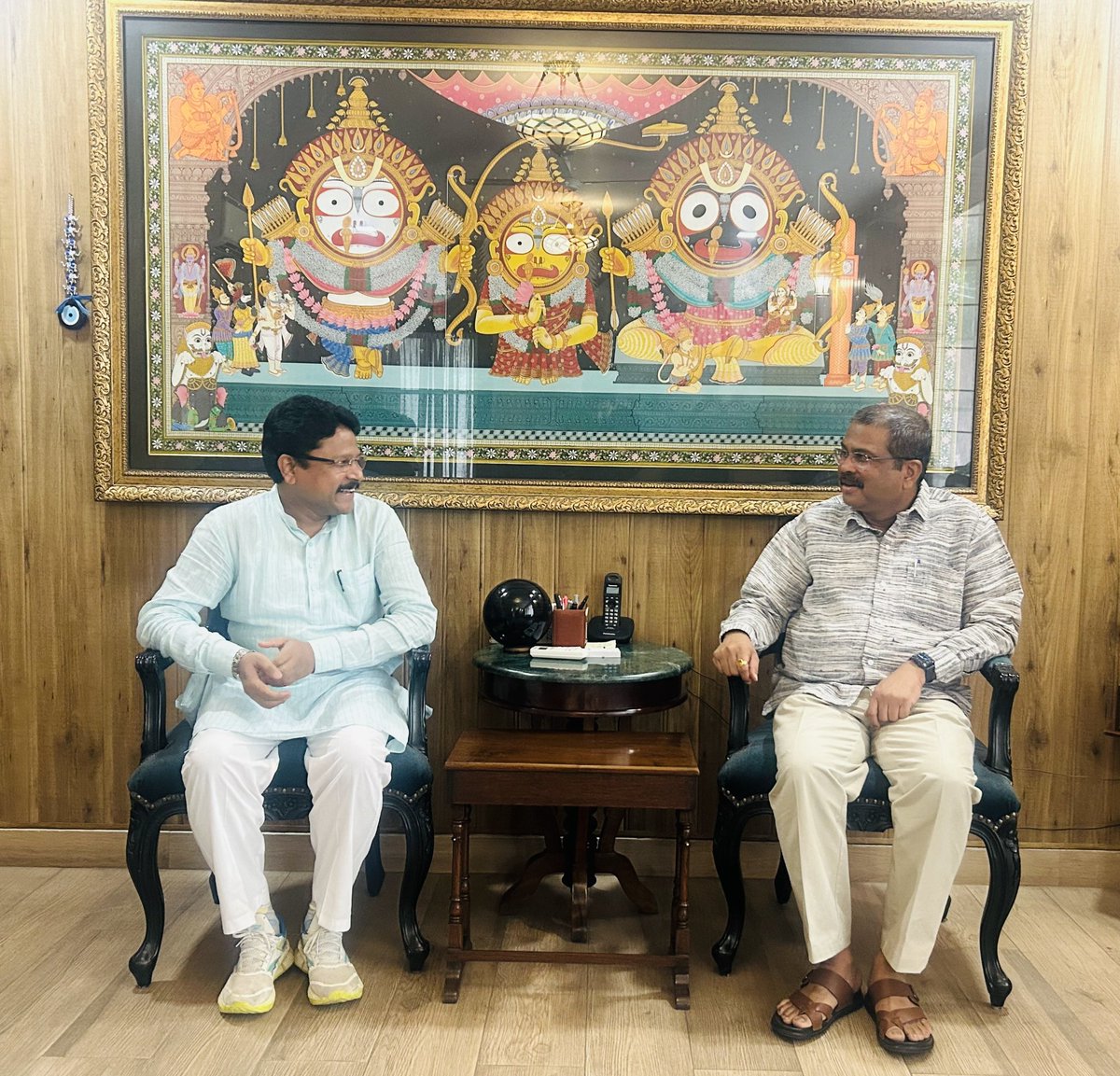 ନୂଆଦିଲ୍ଲୀ ଗସ୍ତ ଅବସରରେ ମାନ୍ୟବର କେନ୍ଦ୍ର ଶିକ୍ଷା ମନ୍ତ୍ରୀ ଶ୍ରୀ <a href="/dpradhanbjp/">Dharmendra Pradhan</a> ଙ୍କୁ ସୌଜନ୍ୟ ମୂଳକ ସାକ୍ଷାତ କଲି। ଏହି ଅବସରରେ ରାଜ୍ଯର ବିକାଶ ସମ୍ପର୍କିତ ଅନେକ ଗୁରୁତ୍ଵ ବିଷୟ ସମ୍ପର୍କରେ ଆଲୋଚନା କରିଛି। ଉଭୟ କେନ୍ଦ୍ର ଏବଂ ରାଜ୍ଯର ମିଳିତ ସହଯୋଗରେ 'ବିକଶିତ ଓଡ଼ିଶା' ନିର୍ମାଣ ପାଇଁ ଆମ ସରକାର ପ୍ରତିବଦ୍ଧ ଅଟନ୍ତି।