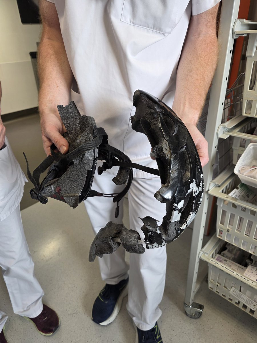 Petite photo de prévention et/ou santé publique! A tous les gneus gneus le casque ne sert a rien à vélo, la personne qui le portait va bien. On imagine aisément si il n’en portait pas...
Voilà c’est tout vous pouvez continuer votre journée. #TeamDimanche