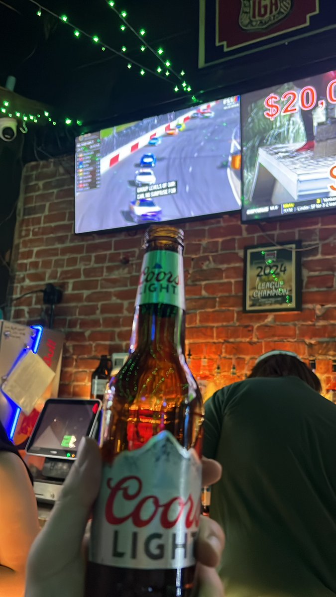 thekreyman's tweet photo. Watching cars turn left and drinking an ice cold coors at the local bar! #imcreaming! https://t.co/OZnZVyGPvu
