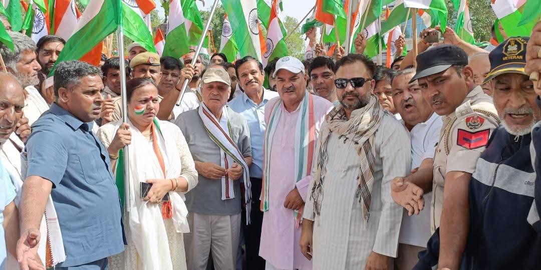 आज महाराणा प्रताप चौक से शहीद स्मारक, नजदीक लघु सचिवालय, रेवाड़ी में हमारी देश की सेना के पराक्रम और सम्मान में आयोजित “तिरंगा यात्रा” में सम्मिलित हुआ।

हर हाथ में तिरंगा, हर दिल में सेना के प्रति सम्मान और भारत माता के जयकारों से गूंजती सड़कें यही है नए भारत की पहचान।

जय हिंद!