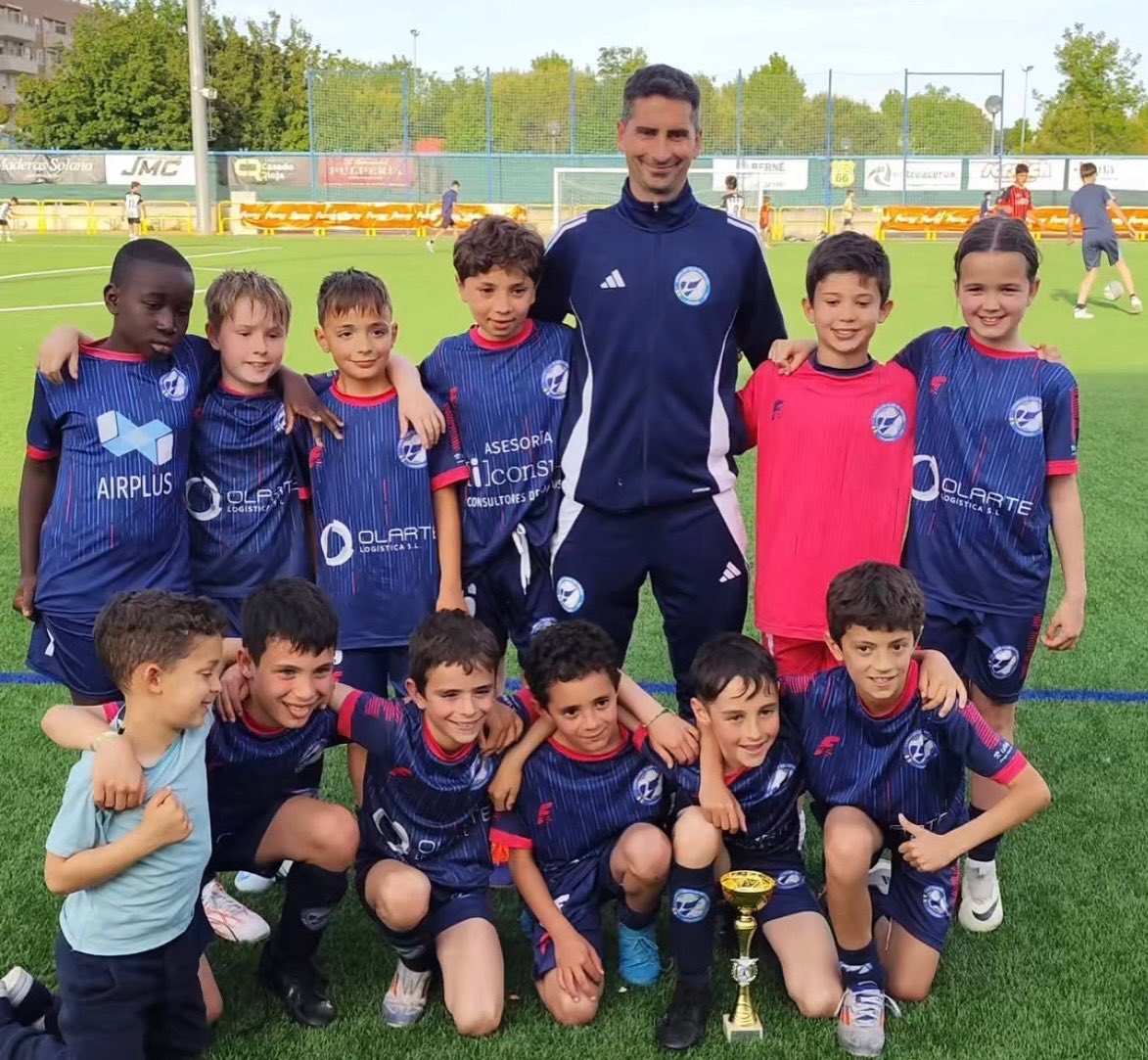 🏆🔵CANTERA🔵🏆|

Nuestro 2015B se hace con el tercer puesto en el torneo de @cfyague, enhorabuena equipo por lo conseguido!💪🏻

¡TODOS JUNTOS!💪🏻¡VAMOS AZULES!💙
#somosazules