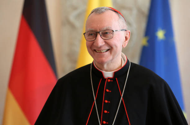 TheSerahIbrahim's tweet image. AS A CATHOLIC I AM REALLY UPSET THAT YOU ARE TRYING TO DENIGRATE MY RELIGION 

First of all, this is NOT His Eminence Cardinal Pietro Parolin.
Secondly THIS IS NOT CARDINAL PIETRO PAROLIN

Stop making a mockery of my religion just because you want snaps and pics.

You are there…