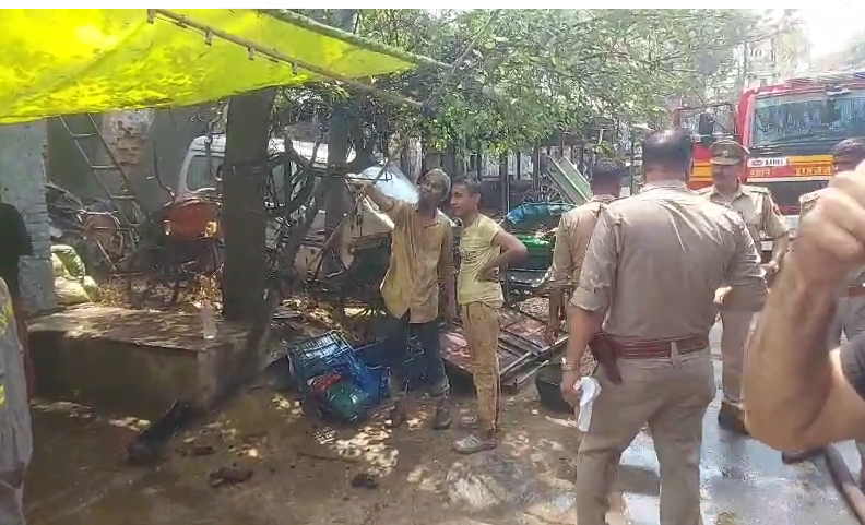 bstvlive's tweet photo. 🚨 कानपुर : यतीमखाना साइकिल मार्केट में लगी आग 🚨

🔥 दमकल की चार गाड़ियां आग बुझाने में लगीं
💸 लाखों के नुकसान की बतायी जा रही आशंका
🚪 सुरक्षित दुकानों से लोग सामान निकालने में लगे

#Kanpur #FireAccident #CycleMarket #LossAlert @kanpurnagarpol https://t.co/RO9m81dDQr