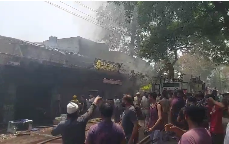 bstvlive's tweet photo. 🚨 कानपुर : यतीमखाना साइकिल मार्केट में लगी आग 🚨

🔥 दमकल की चार गाड़ियां आग बुझाने में लगीं
💸 लाखों के नुकसान की बतायी जा रही आशंका
🚪 सुरक्षित दुकानों से लोग सामान निकालने में लगे

#Kanpur #FireAccident #CycleMarket #LossAlert @kanpurnagarpol https://t.co/RO9m81dDQr