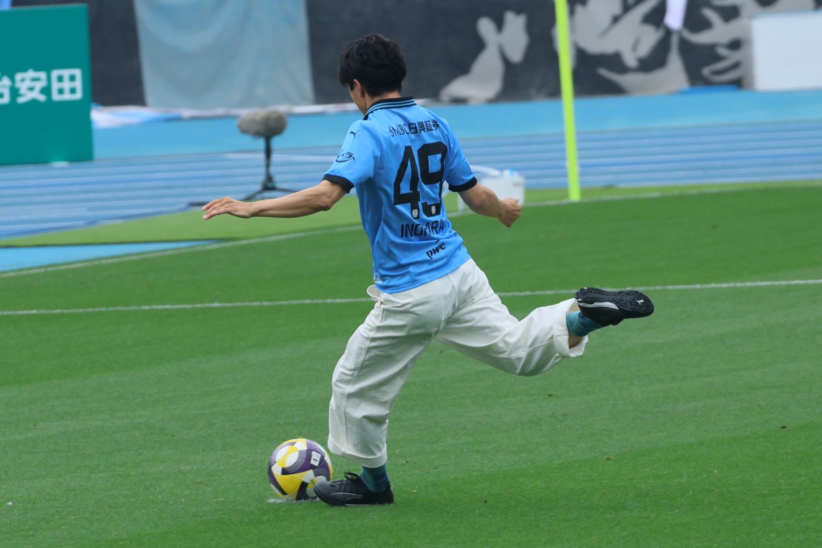 rvs1980's tweet photo. 等々力、今日の始球式はイノッチこと井ノ原快彦氏。
なんで背番号49なのか気になったが、昨日誕生日で49歳なのか。なっとく。#frontale https://t.co/xPKaBjpyMG
