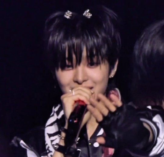 _hourlyjihoon's tweet image. #jihoon my rockstar cutie 🖤🎀