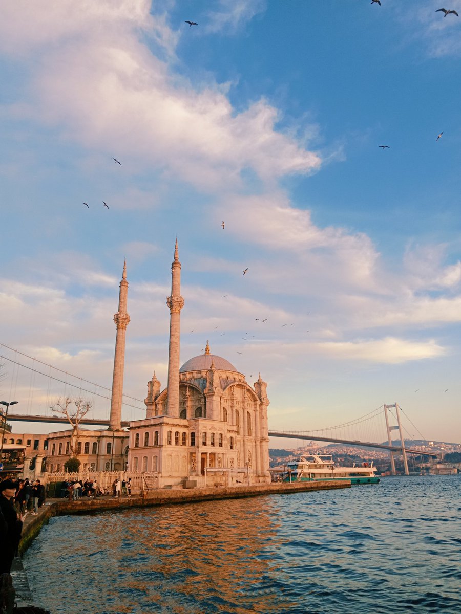 Hep aynı son  " nasılsın "  ve hep aynı yalan  " iyiyim..."

#Günaydın #Ortaköy
#İstanbul #Pazar